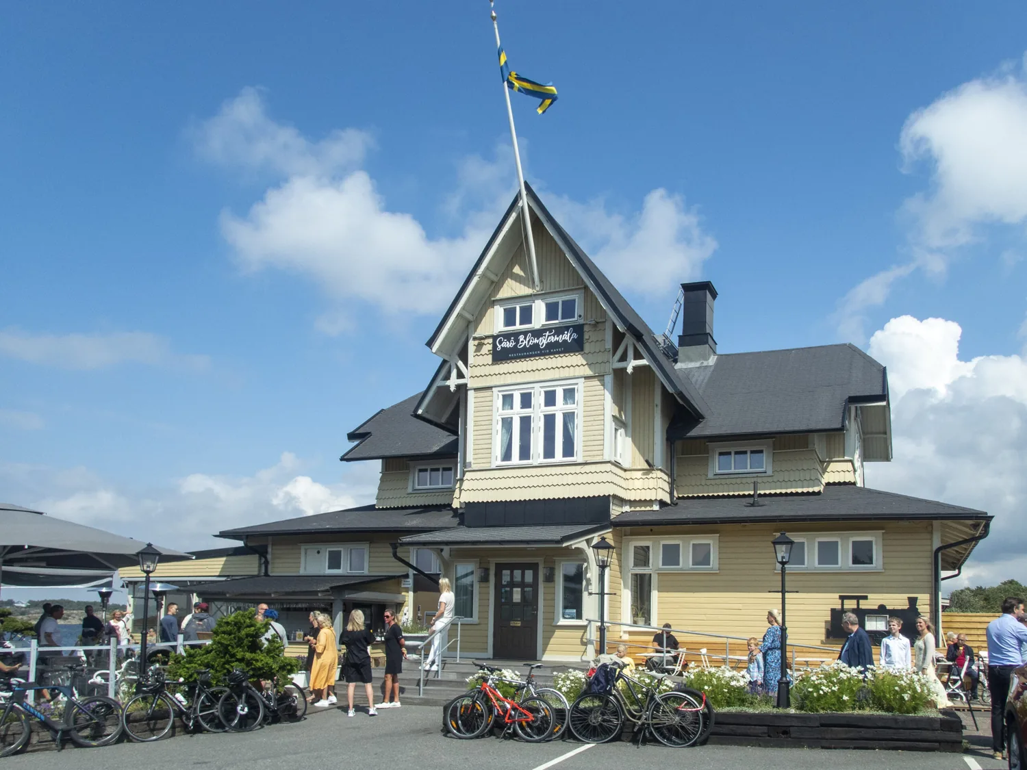 Restaurang Blomstermåla vid havet i Särö en solig dag